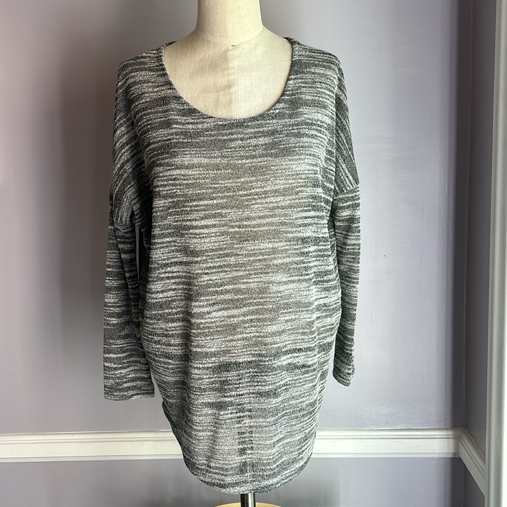 Olive & Oak 3/4 sleeve lightweight marled yarn high low top